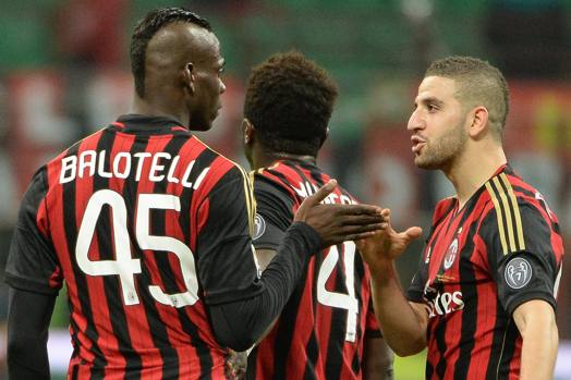 Balotelli riceve i complimenti di Taarabt. Ansa